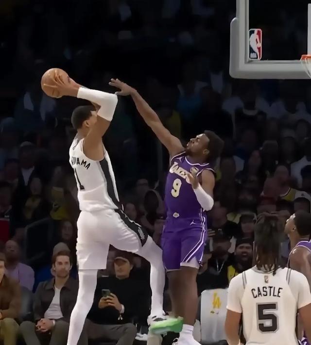 文班亚马那家伙身高2米26，臂展2米50，站在篮下就跟座信号塔似的。布朗尼这小