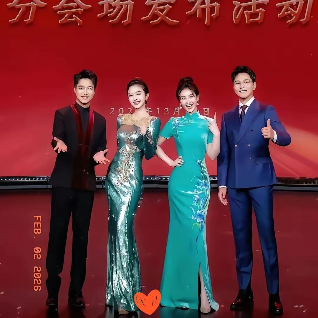 还得是老祖宗这文化智慧藏在每一处细节里！今年春晚主持人集体避开大红，全是蓝黑