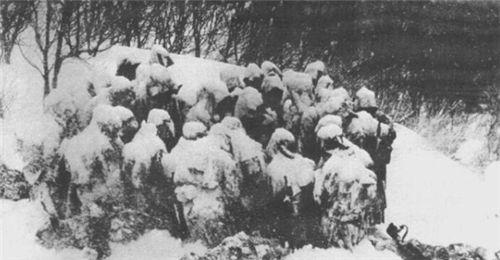 1937年冬，一个地主带着300多个鬼子进山找抗联。鬼子怕迷路，边做记号边走。地