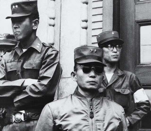 1966年朴正熙访问台湾，80岁高龄的蒋介石亲自到机场迎接，此时的朴正熙才49岁