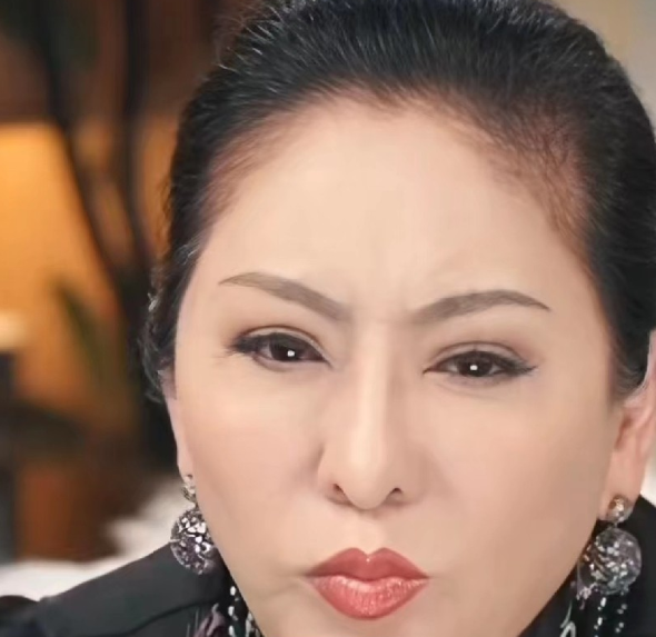 向太眼眶含泪的说：后妈真的不好当！我很爱向华强，所以爱屋及乌对他和前妻生的女