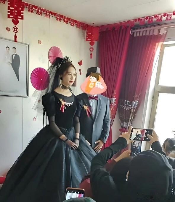 甘肃28万彩礼婚礼，新娘穿黑纱，全家心惊胆战甘肃最近办了一场婚礼，排场不小，光