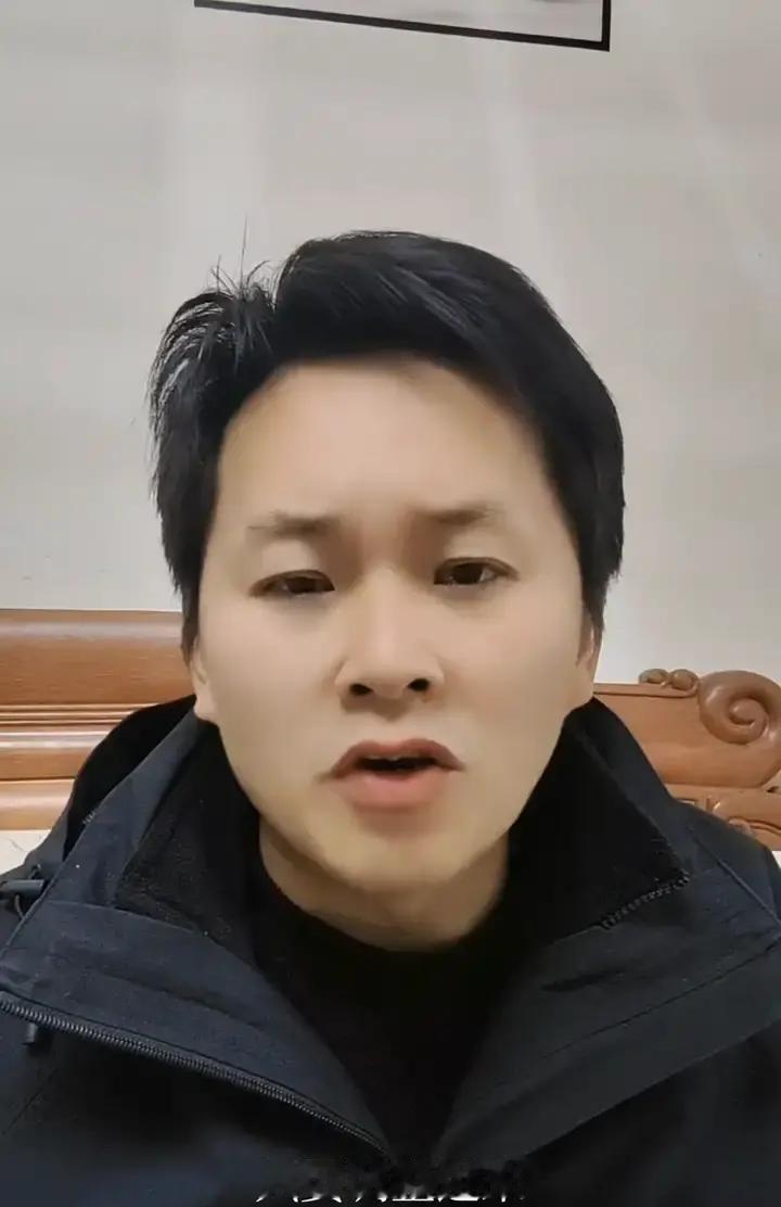 五个穿开裆裤就在一起踢球的发小，撑起了一支不败之师。跑不动，竟是他们最大的秘密