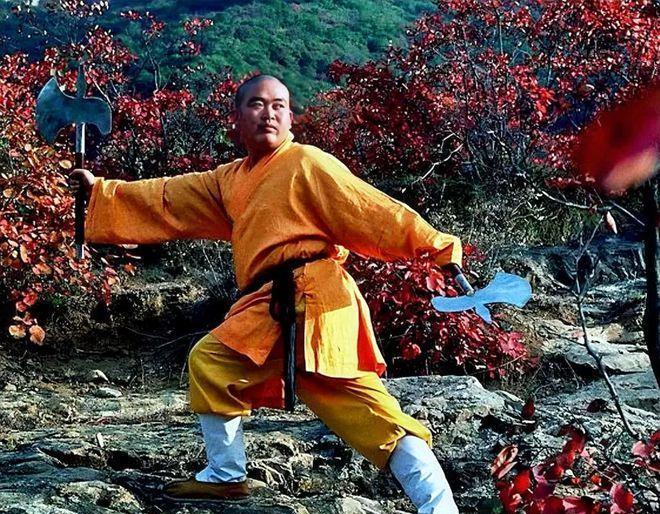 2005年，40岁的释永信手持两把板斧练武。这并非释永信刻意摆拍照。他确实身怀一