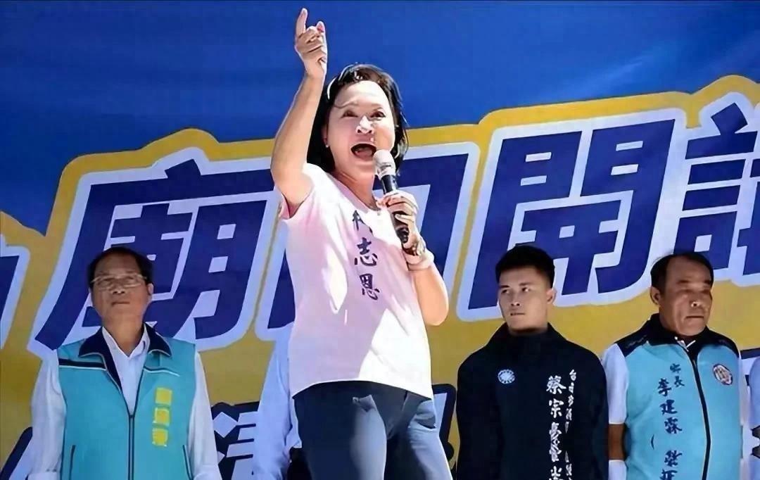 柯志恩这回听进去了，凤山造势对准陈其迈出手了。就在9月19日，柯志恩在高雄发起首