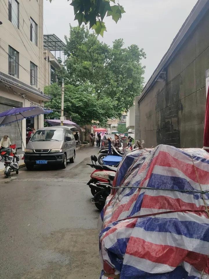 今天这个地方人很少，刚下过雨，空气里弥漫着清新的味道。就像五一长假下雨后的西湖，