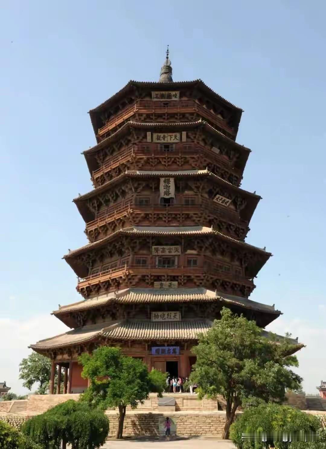 三百个专家吵了三十年，应县那座千年木塔还在继续歪。2025年的扫描数据显示，