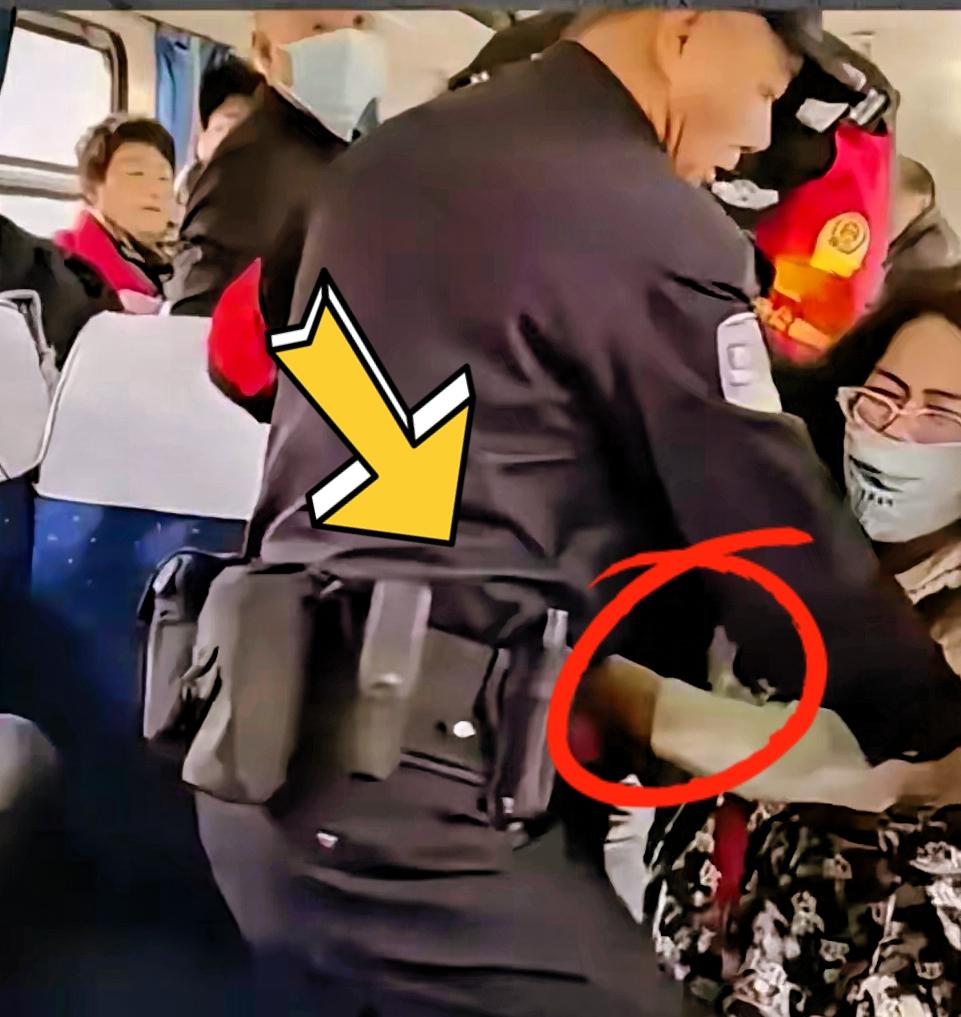 火车上，15岁的学生买了座位票，却被站票女霸座。小姑娘求了半天，女生就是不离开，
