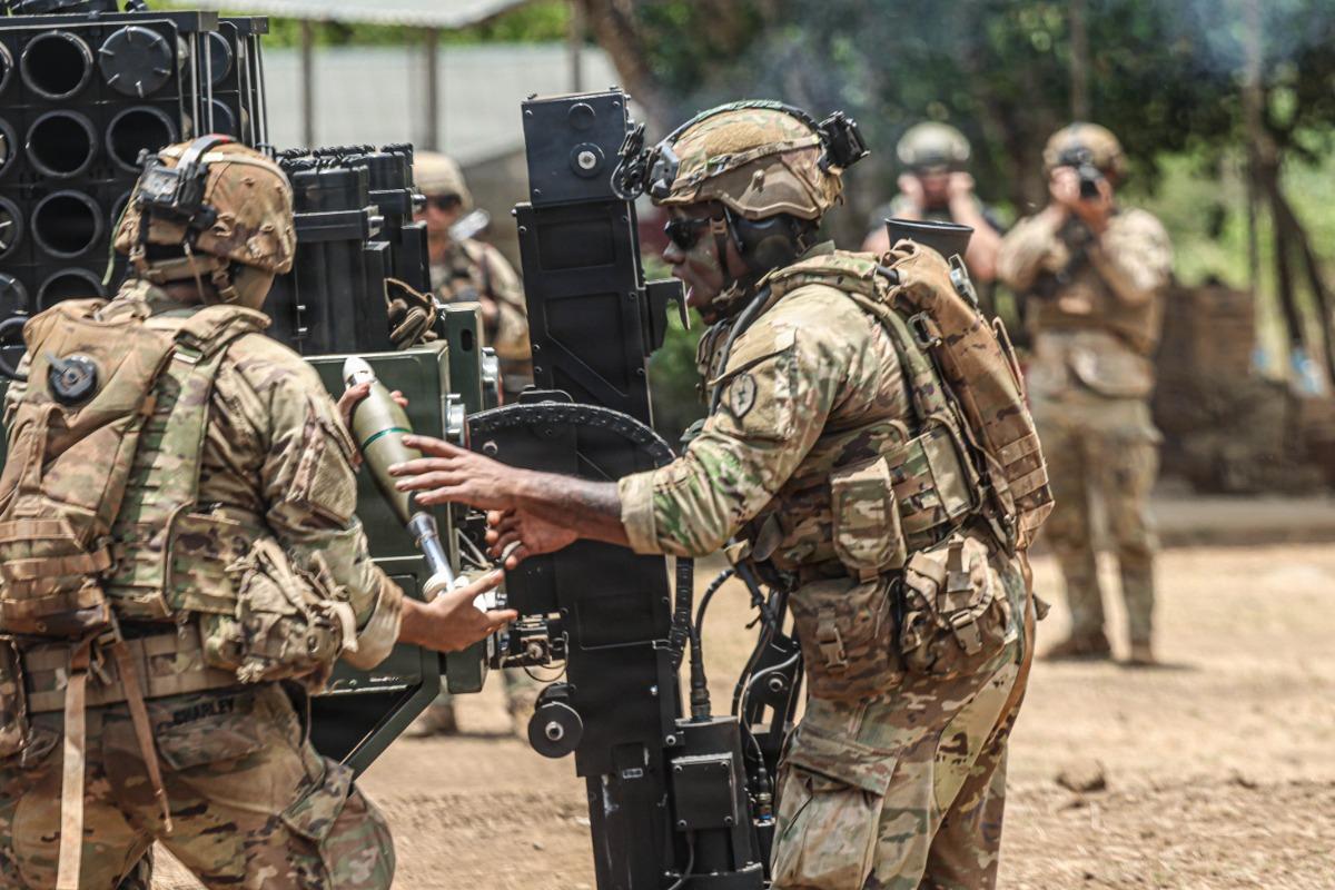 美国陆军近日在菲律宾测试了一种安装在步兵战车上的迫击炮，该炮能发射8发炮弹，并在