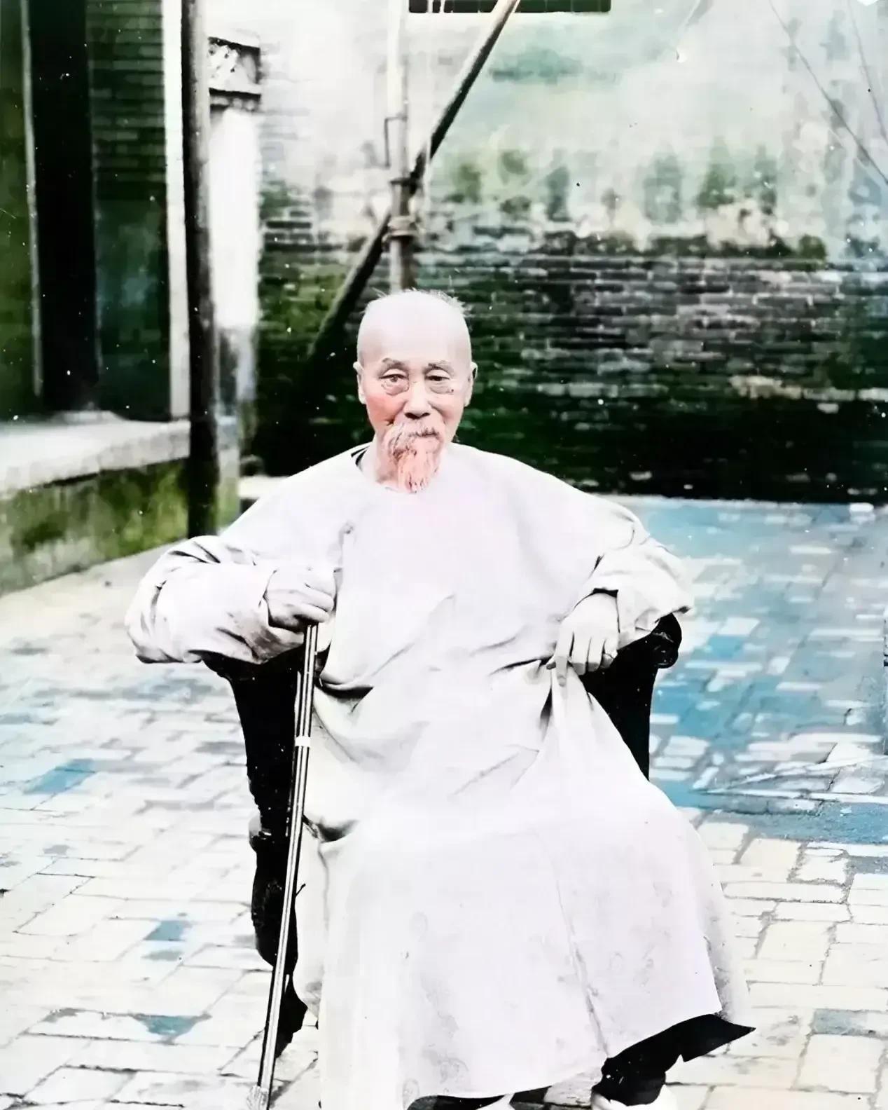 1901年夏天的李鸿章。照片中这位大清帝国的重臣已处于风烛残年。此时的李鸿章刚