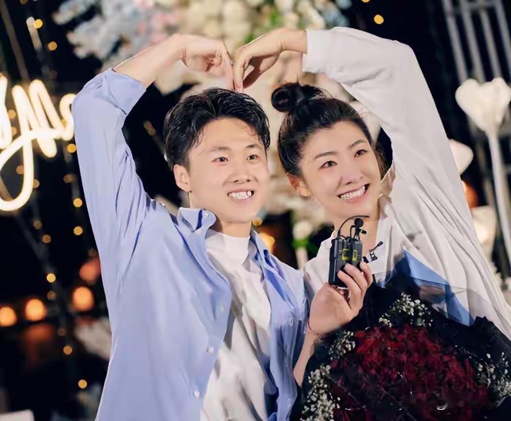 奥运冠军🏆徐梦桃好有福气啊，老公王心迪帅气有型，俊逸不凡。两人是雪上的神雕侠侣