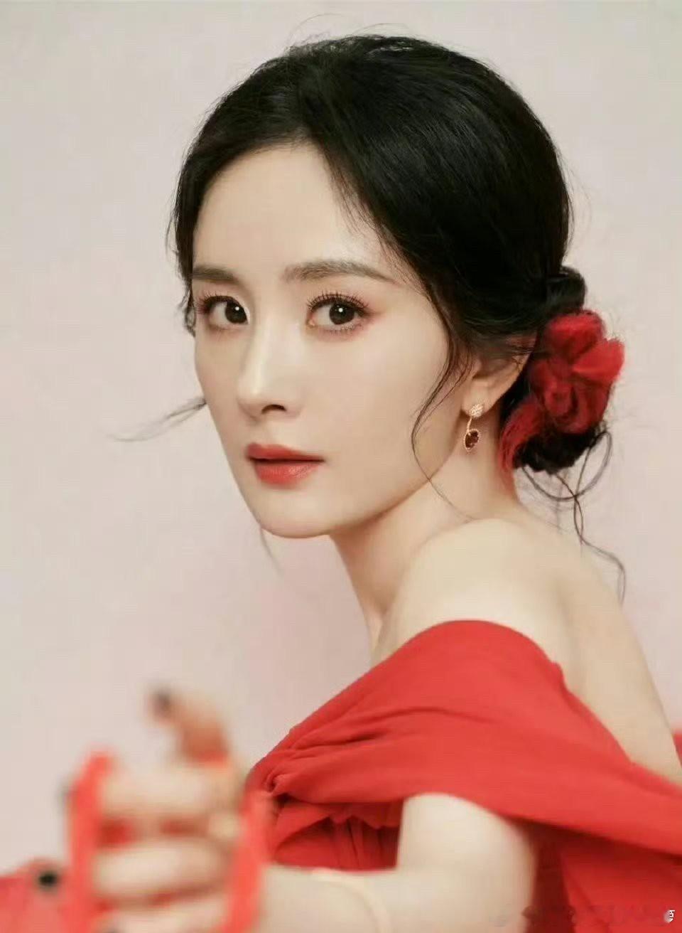 杨幂估计在家后槽牙都咬碎了，真是怎么都没想到，刘恺威竟然来这招！母亲节，本该是杨