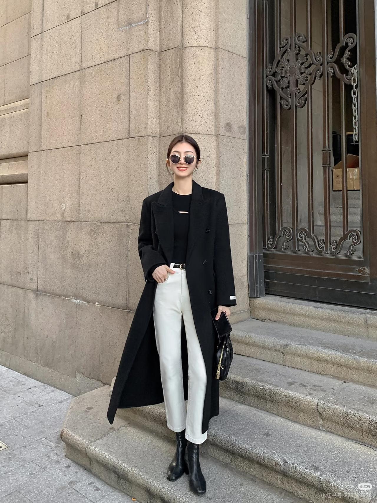 首先我们要明白，黑色是一种无彩色系，有着无彩色系的百搭属性。可以和基础色黑、白、