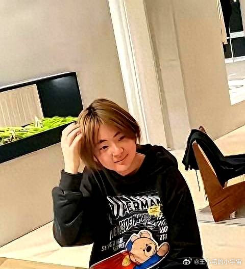 陶红和徐峥的女儿因容貌平凡引起网友热议，小姑娘，一头浅金色短发，穿着宽松黑卫衣，