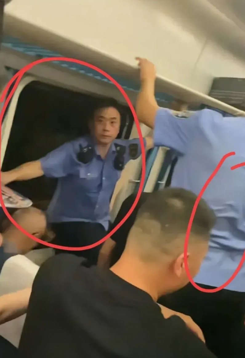 大家要理解车窗被砸开后，用身体挡住缺口的工作人员！他不是担心有人会跳下去，也不是
