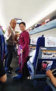 车厢里一位老人被乘务员提醒别乱扔垃圾，当场脸上挂不住，索性把整袋垃圾全倒在地上，
