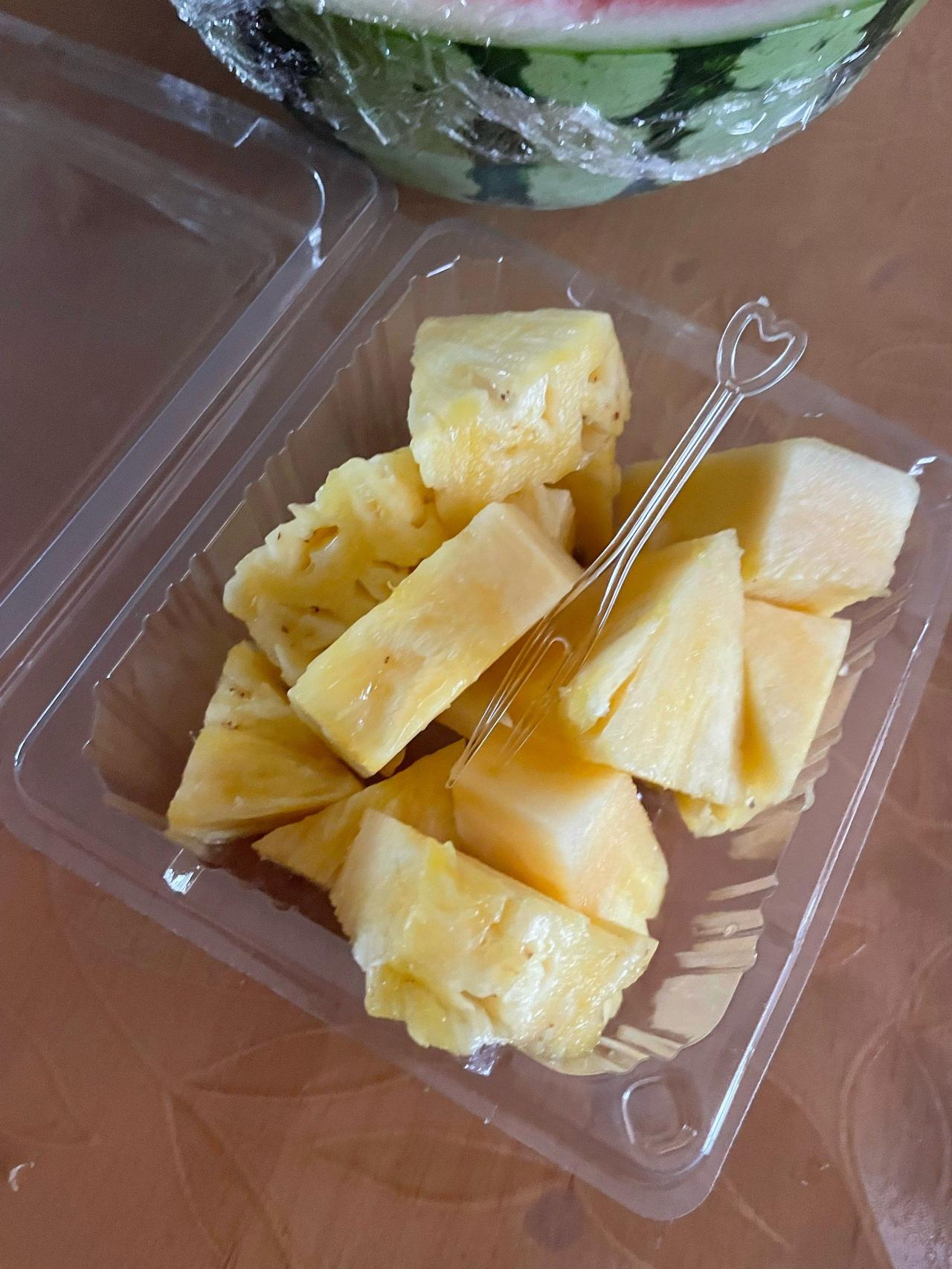 办公室有个大姐，平时爱表现。今儿同事买了个两个大菠萝，切好分了一圈。大姐吃了一块