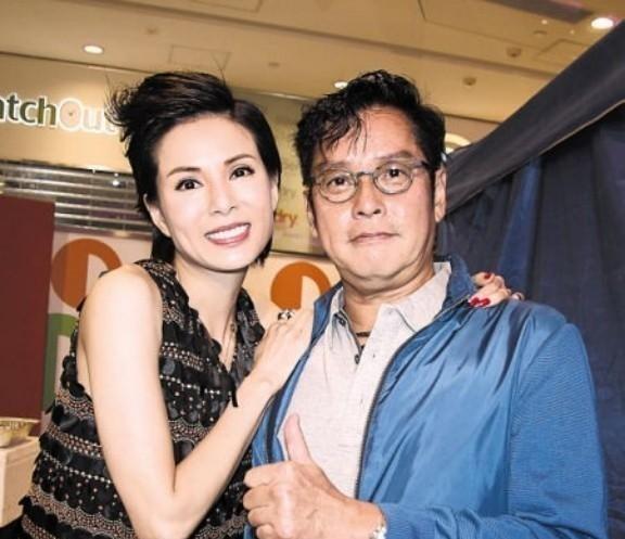 1996年，香港歌王谭咏麟突然向妻子杨洁薇提出，要把自己10亿家产全部转让给她，