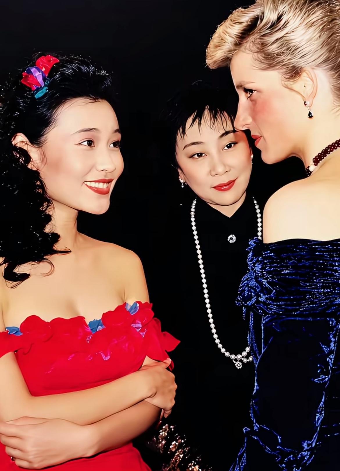 1988年，伦敦《末代皇帝》皇家首映晚宴，陈冲、卢燕与戴安娜王妃相聚交谈，其乐融