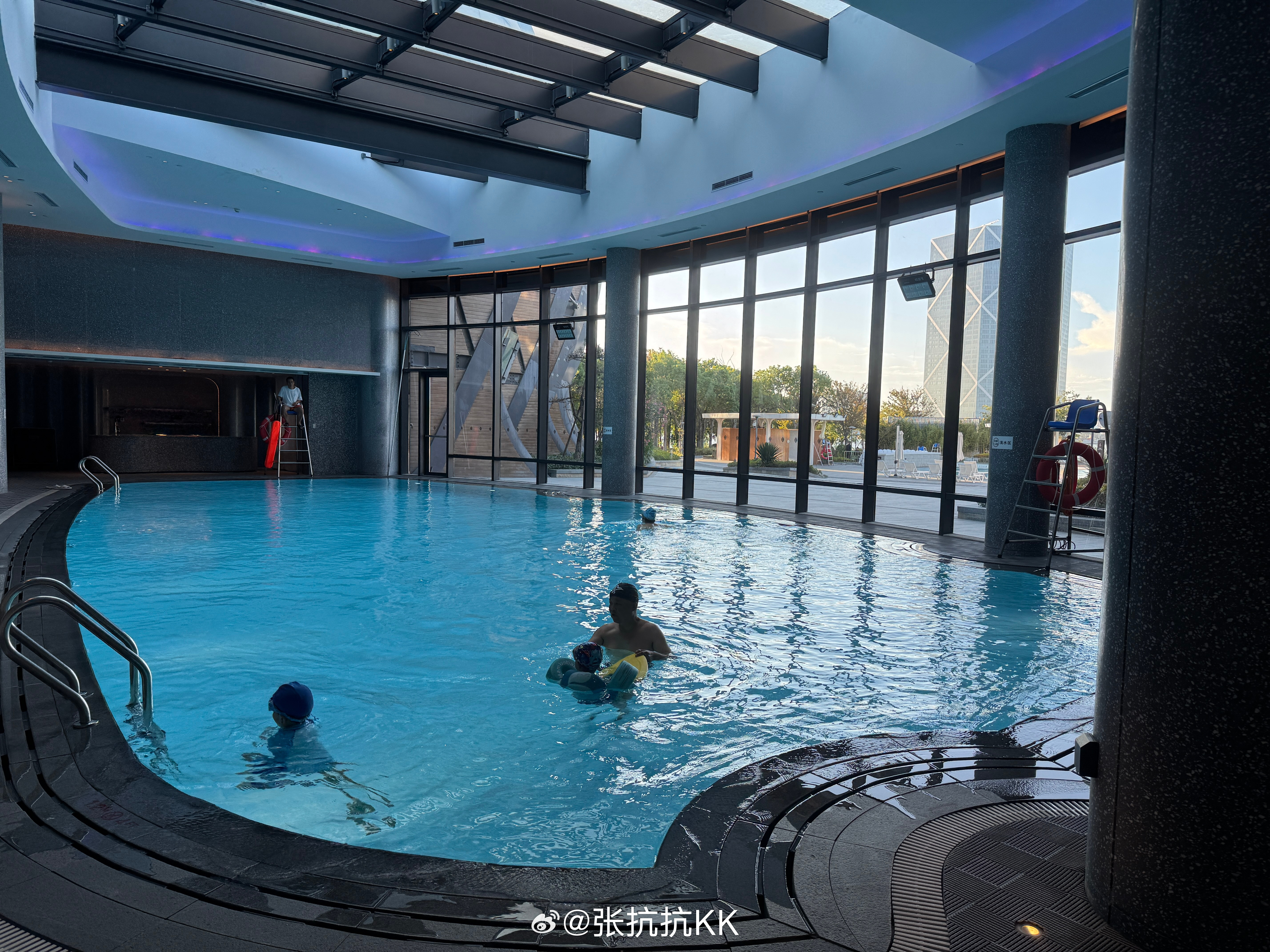 上海滴水湖洲际酒店，游泳池只有20米长，但水质相当不错，光线也很明亮。整体好评，
