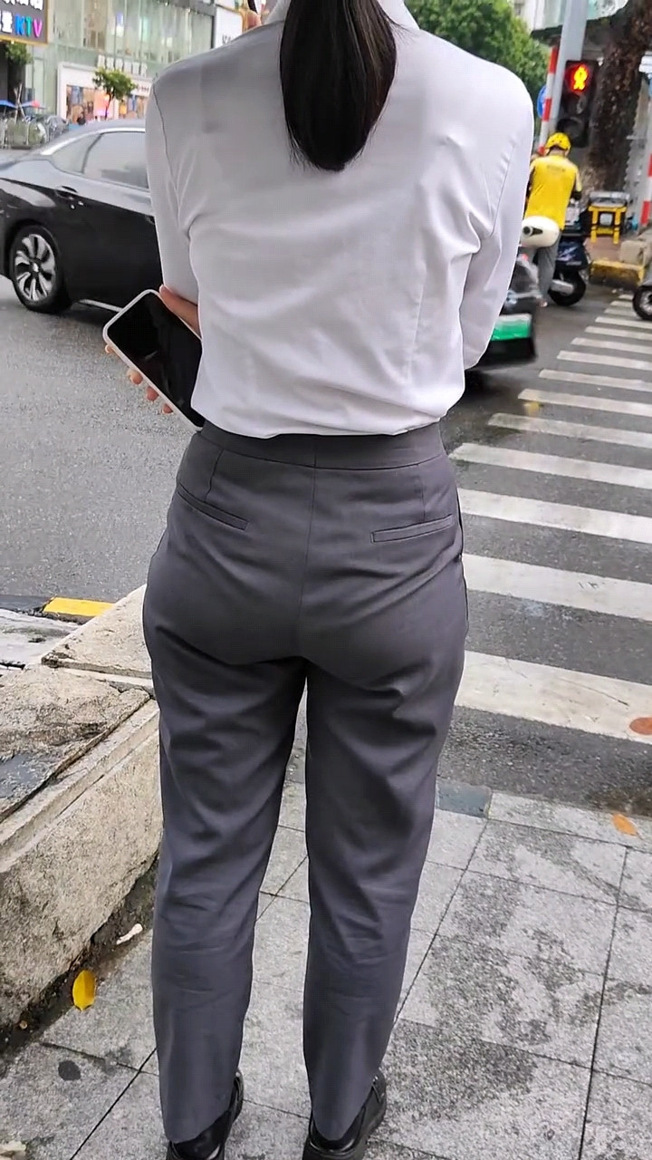 看街拍美女学潮流穿搭。