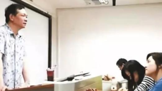【一位大学老师走了，热搜却因为他"一辈子没评上职称"而破防。】9月16日，湖南