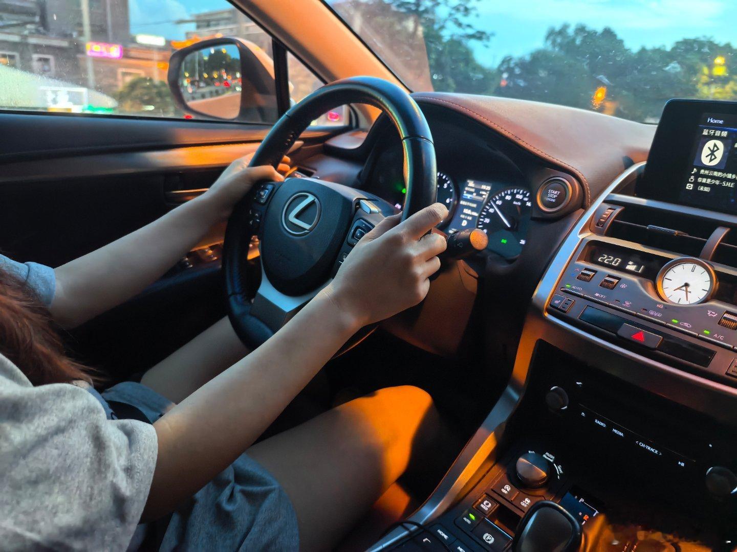 以前觉得雷克萨斯NX的油耗还可以，豪华品牌中型SUV，2.0T，10个油，怎么看