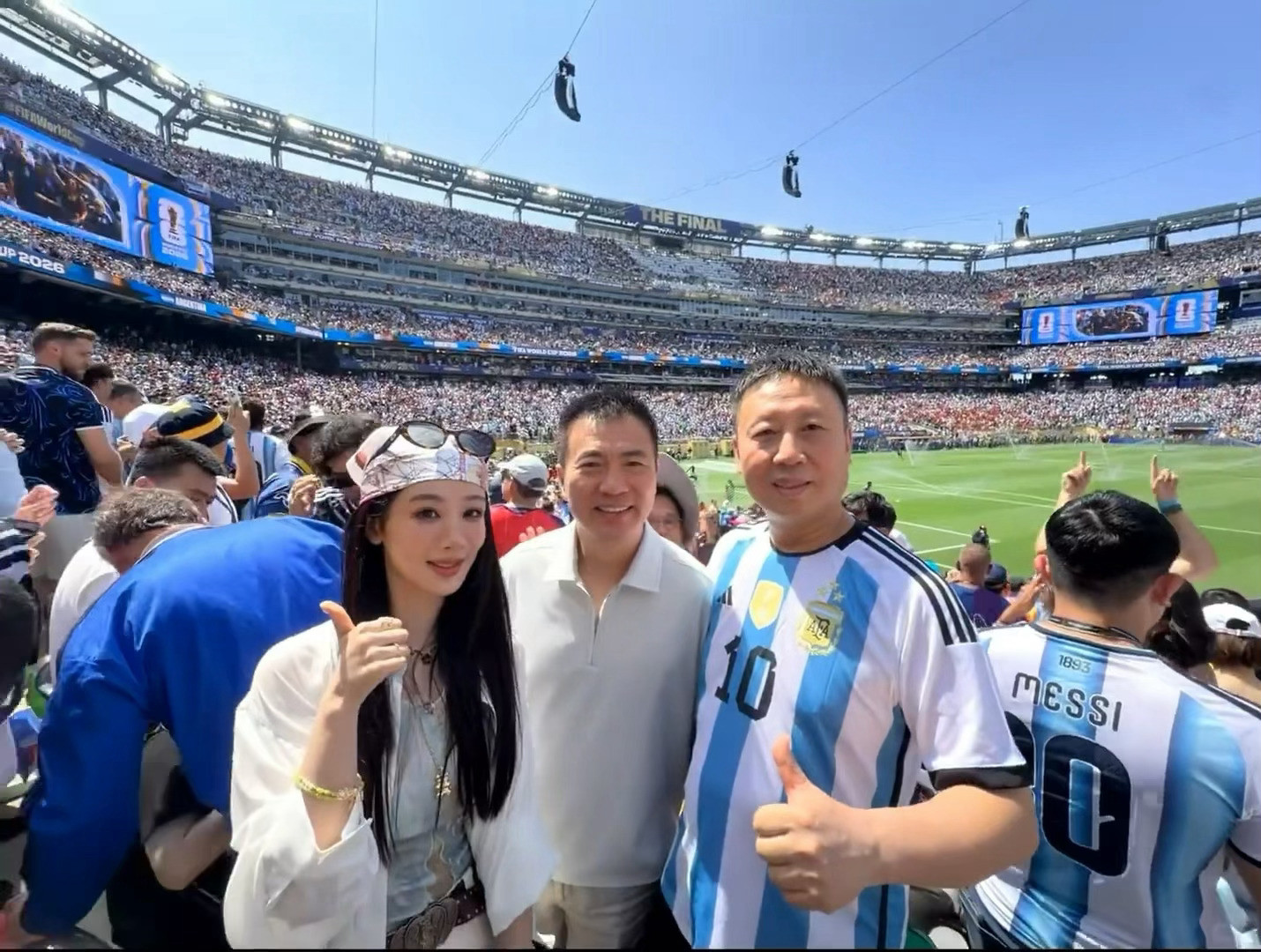 杨紫观战世界杯决赛世界杯杨紫和紫爸一起去看了世界杯决赛，还跟黄健翔合照了～新造