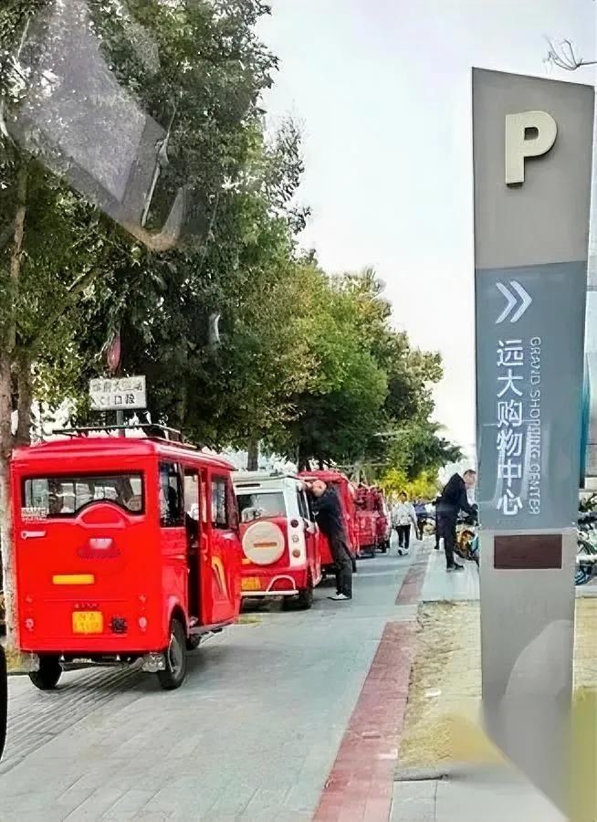 郑州街头看到一幕奇景轿车司机被三轮车大爷怼凑近一听才知道，开十几万轿车的