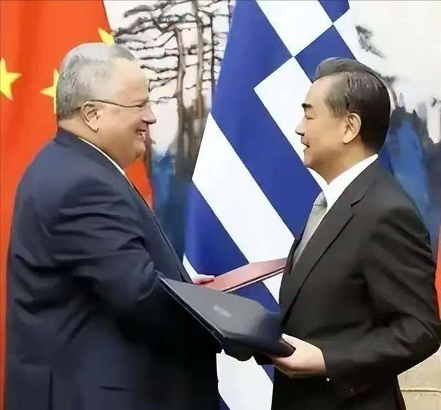 “先给你们105亿！”2009年，希腊深陷债务危机，欧盟各国都急着跑路，只有中国