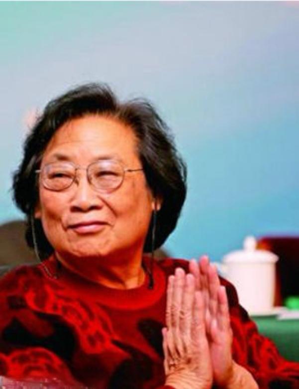 屠呦呦，药学家，首位获得诺贝尔生理医学奖的华人科学家。10年前，发现能治疗疟