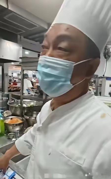 荣昌机关食堂大厨真的让人笑不活了！​他顶着两个黑眼圈和两个大眼袋​对着采访的记者