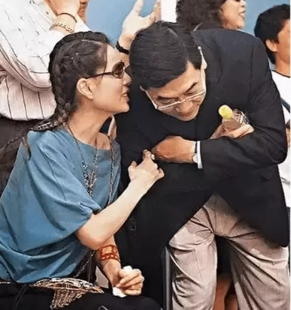1998年，李若彤与大10岁的富商郭应泉相恋，不久后，郭应泉便濒临破产，李若彤拼