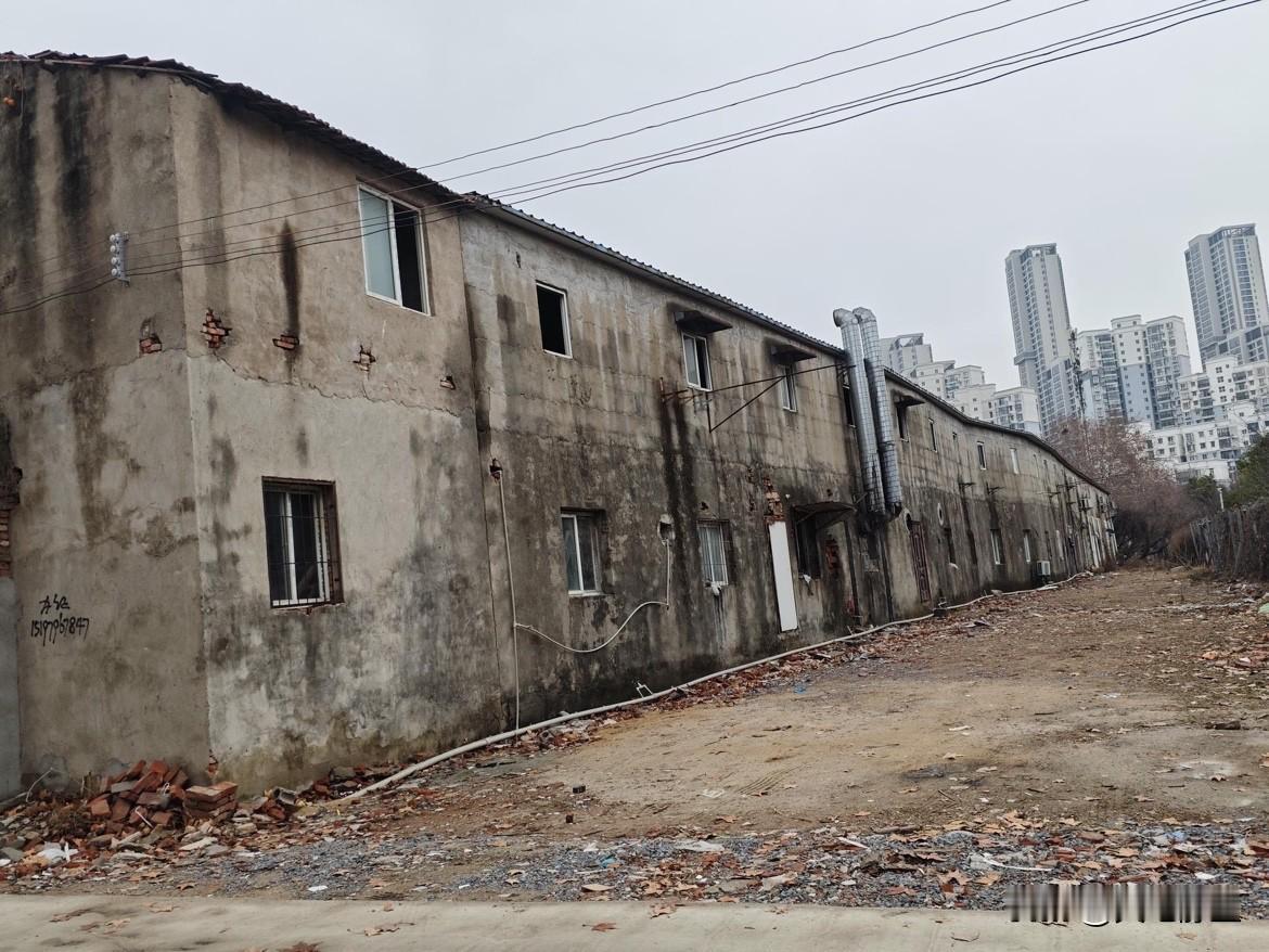 有网友投稿反映，武汉汉阳归元寺背后区域过于破旧，急切盼望城市更新！期望相关部门加