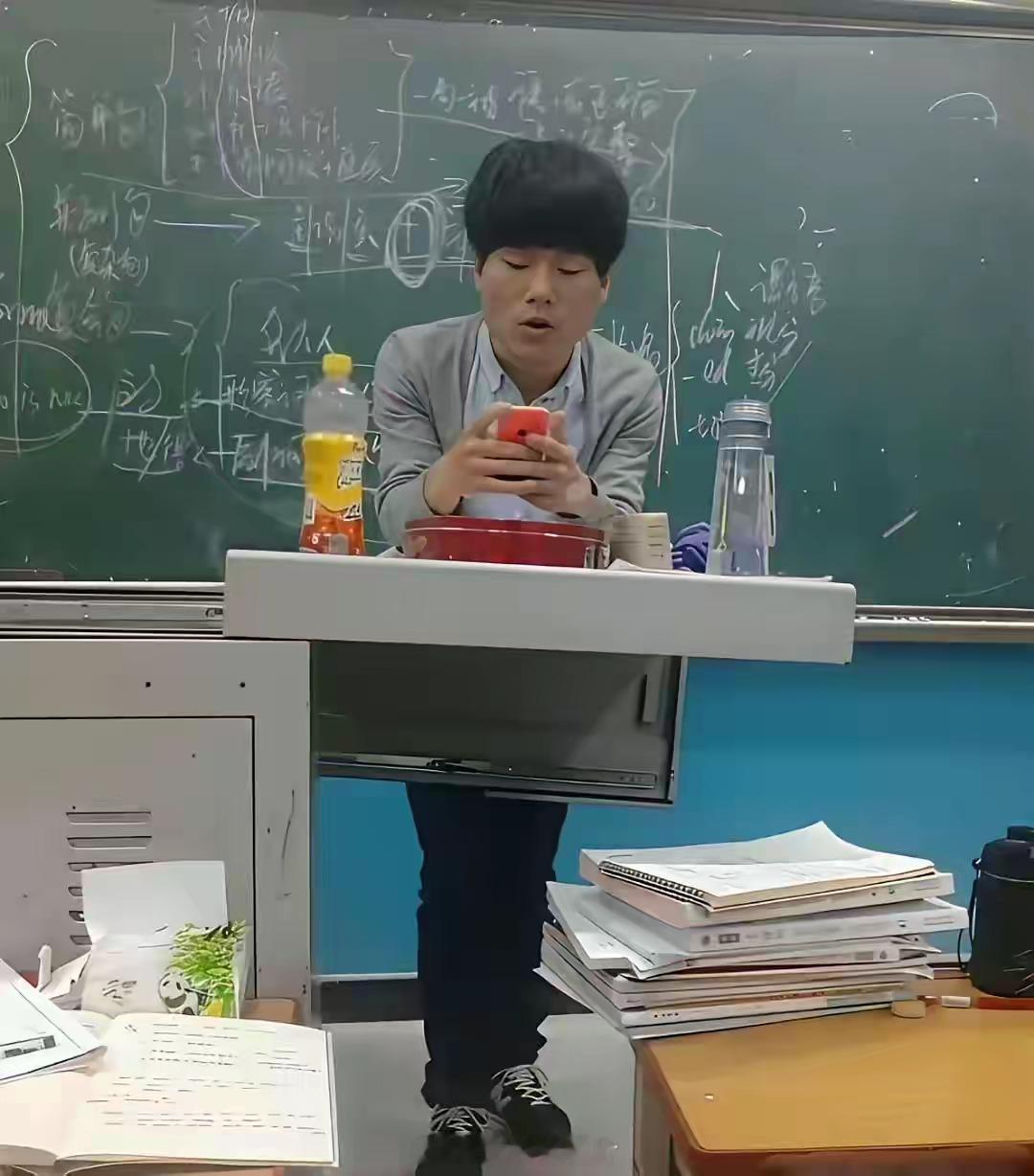 2016年，刚当上新东方主管的董宇辉。他怎么也想不到，10年后自己还在打光棍吧？