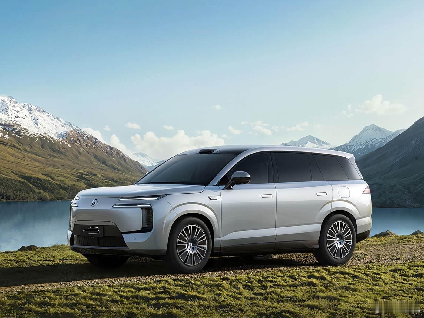 起步就是三电机，标配“冰箱彩电大沙发”，5米2大六座的腾势N8L，今晚上市。腾势