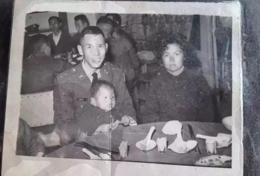 1979年的一天，台湾女孩易若莲，无意中发现了父亲一个隐瞒了30多年的大秘密！她