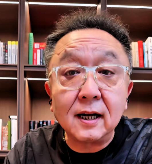 我原先最看不懂的就是于谦。德云社都乱成一锅粥了，他连句“共渡难关”都没说，后来才