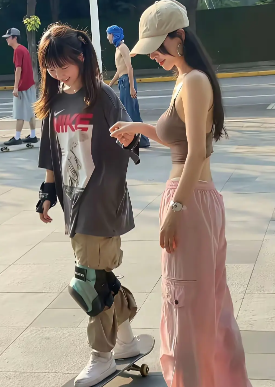 街上看到的玩滑板的漂亮女生，身材也太好了！