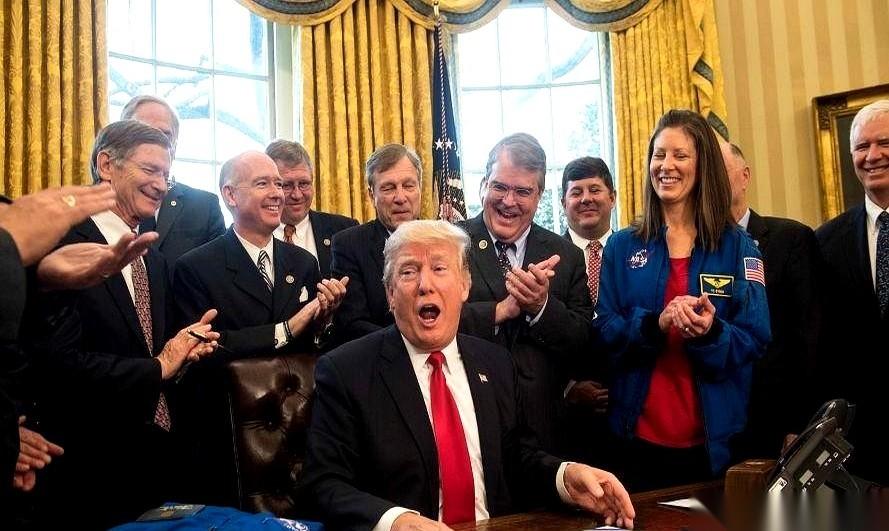 最近这出戏，简直比好莱坞大片还精彩。一个大哥，在全世界面前，指着自己盟友的鼻子