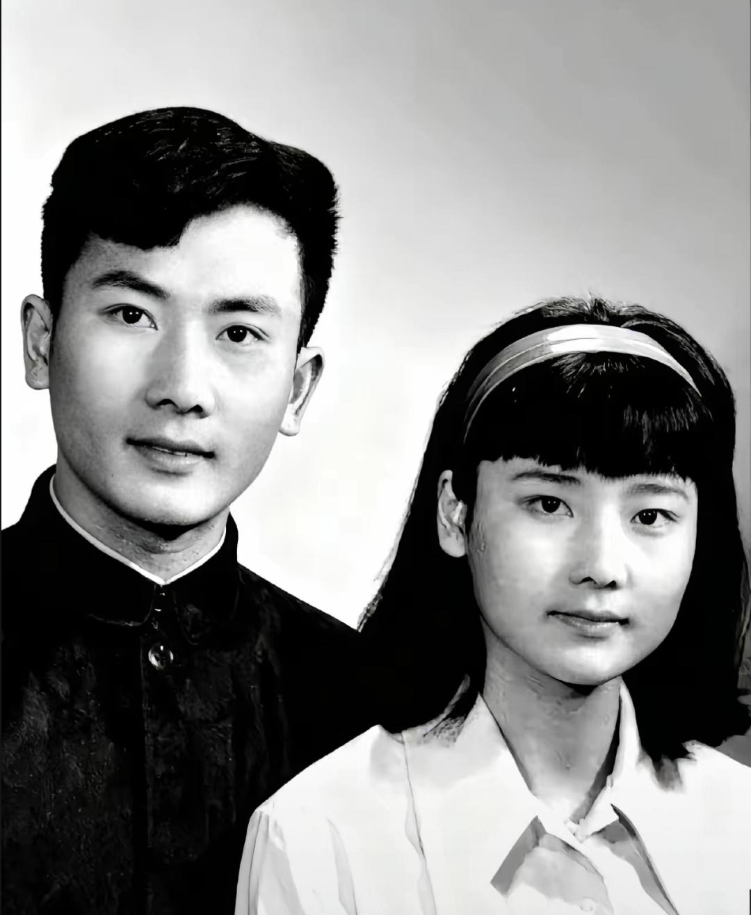 最近看到何赛飞小时候和爸爸的老照片，网上人都说两人长得很像。原来她妈妈当年带走了