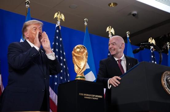 要被川普笑死！今天凌晨，美国总统川普在纽约参加FIFA举行的记者会上建议下一届