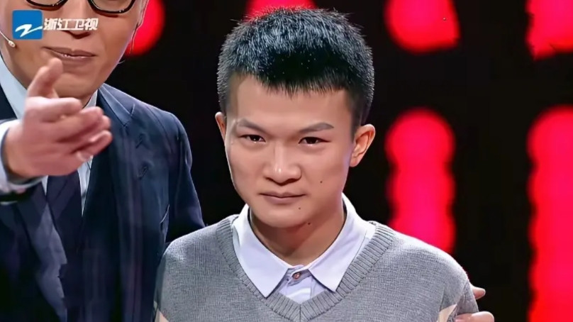 刚刷到一篇文章，说歌手周深在没出名前，整个形象看起来谨小慎微，眼神没有一点自信，