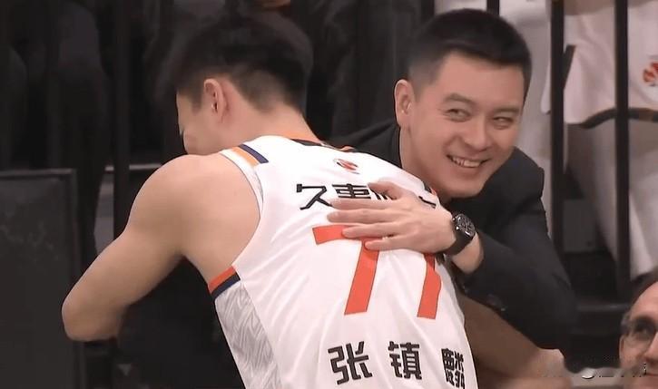 赛前，张镇麟和杨鸣拥抱致意，二人都笑容满面！张镇麟表示，回到辽宁主场，就是回