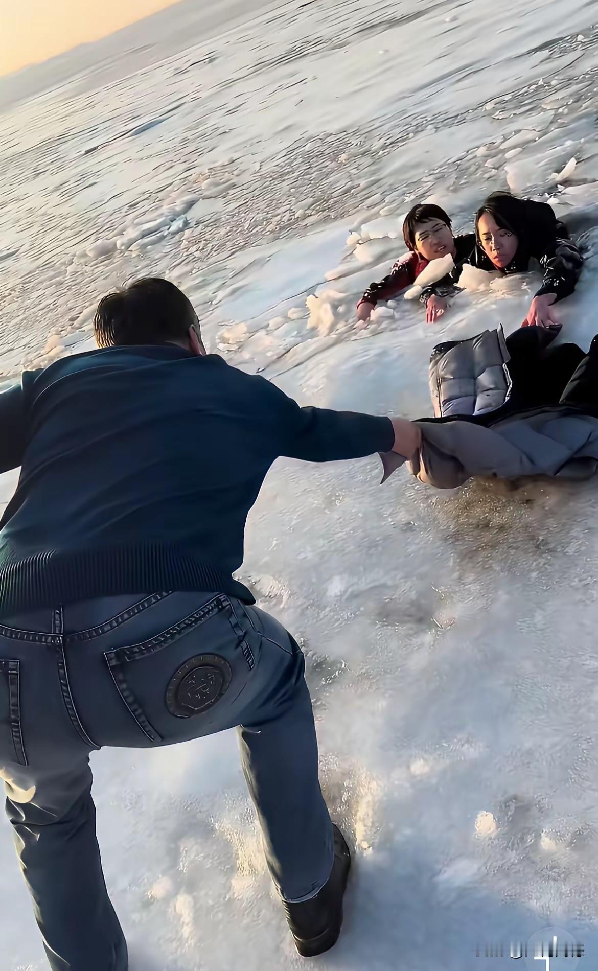 一对母女掉进了冰窟窿里，而且是海冰，也真不知道她们脑袋是怎么想的，现在天气这么热