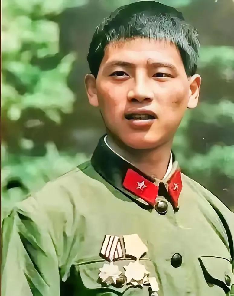 1987年深夜，王高银正在观察敌情，突然发现敌人带着喷火器，喷射着熊熊烈火，朝着