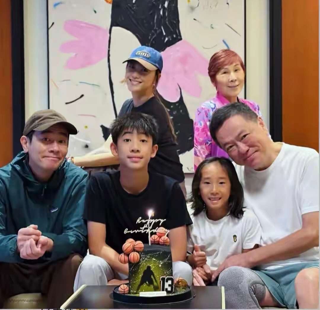陈小春晒俩儿子同框合照，6岁HoHo终于把长发剪成短发，一身简约休闲装看起来十分