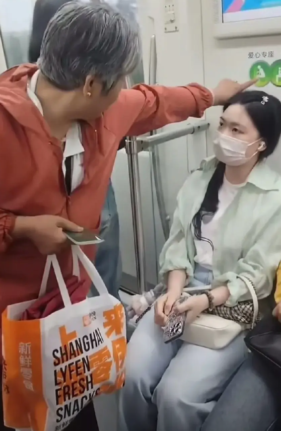 地铁上一位老人指着老弱病残专座的标识，要求坐在那的年轻小姑娘给她让座，年轻小姑娘