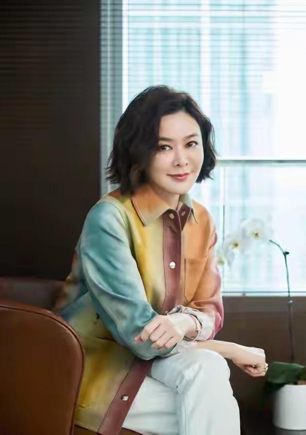 上半身的穿着。叠穿技巧大家都很熟悉，关之琳最外层穿了一件渐变色彩的翻领衬衫，就算