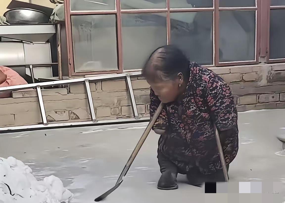 这是一位被央视新闻报道“世间坚强的妈妈”，天生没有四肢，父母连名字都没有给她起，